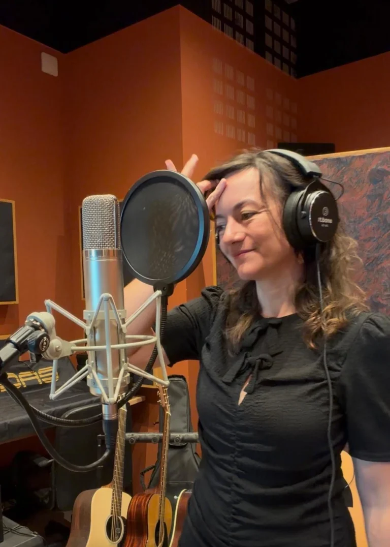 Joëlle Anne au piano en studio