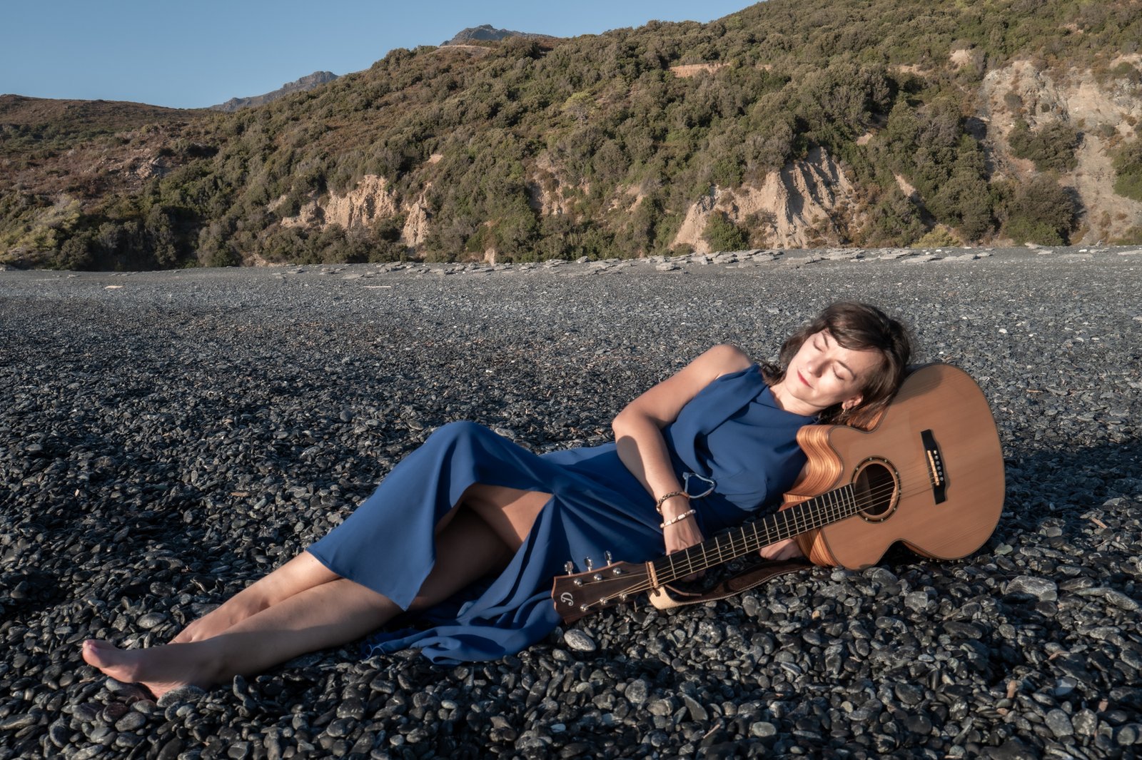 Joëlle Anne à la guitare